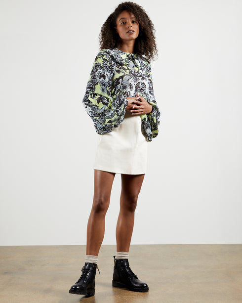 <P Class="Description">Statement Blouson Sleeves, Oversized Collar And Prints, Please. When It Comes To Looking The Part, ...